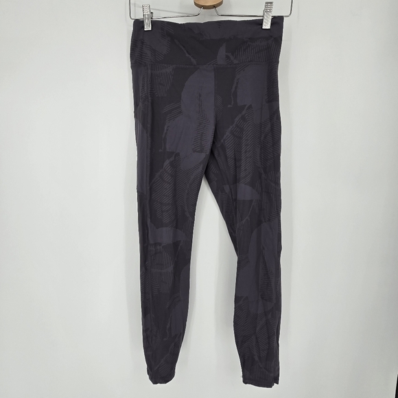 Vuori Stride grey leaf design 7/8 high rise Legging size medium - Picture 2 of 7